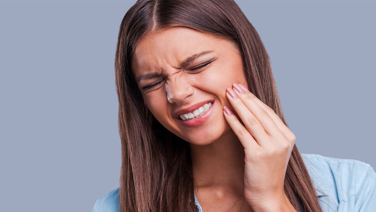 درد از عوارض ایمپلنت دندان