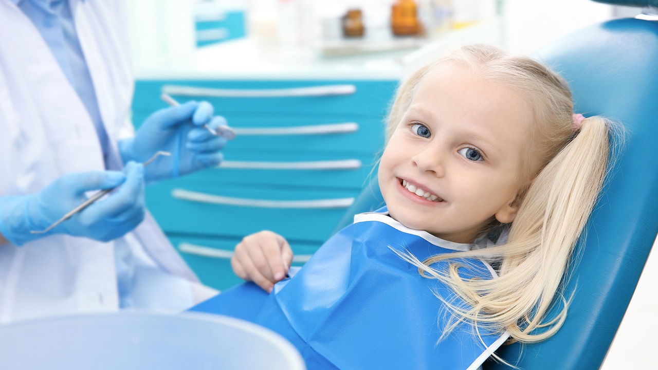 یک کودک برای ویزیت ایمپلنت دندان