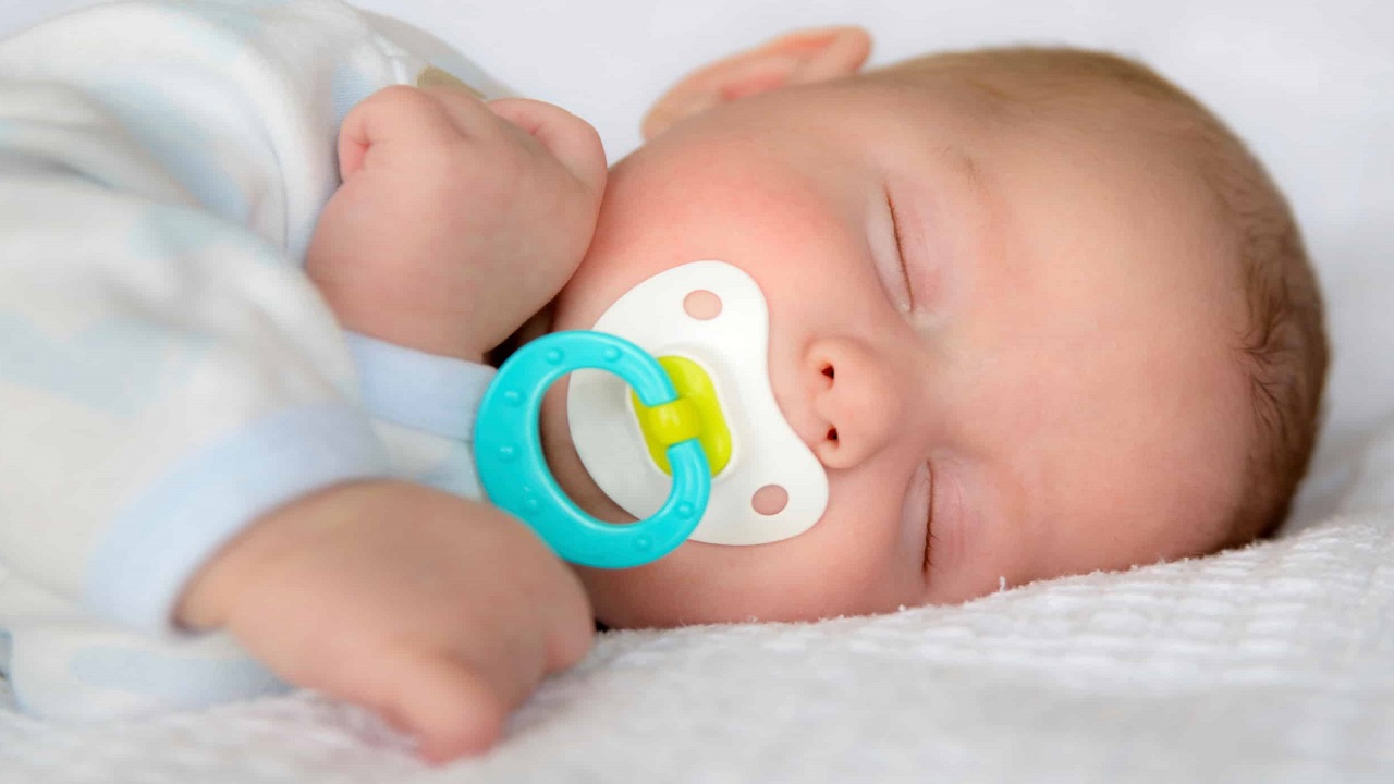 خواب کودک به همراه پستانک ارتودنسی