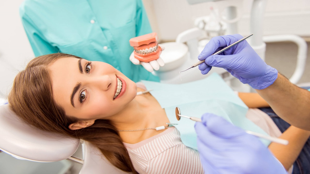 مراجعه به ارتودنتیست برای درمان دندانها
