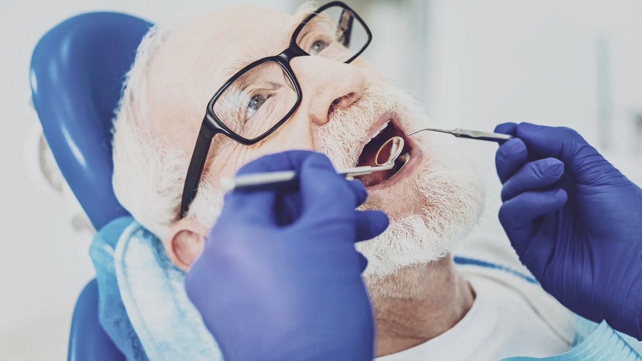 مراجعه مدام به دندانپزشک در سن بالا